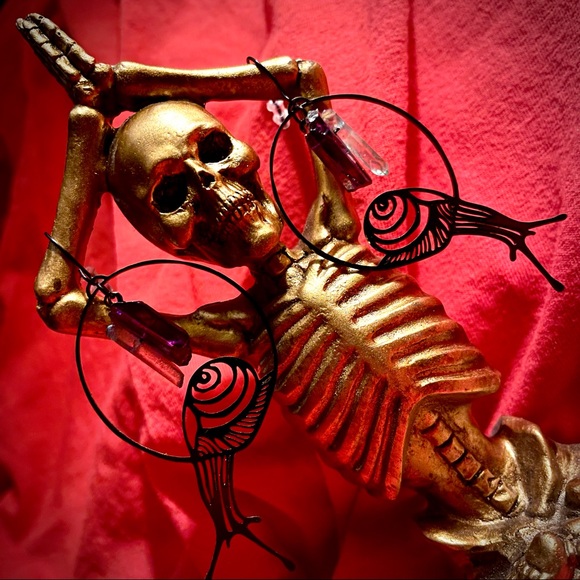 🐌💎  Crystal Black Dangly Snail Earrings  💎🐌 - Picture 6 of 8